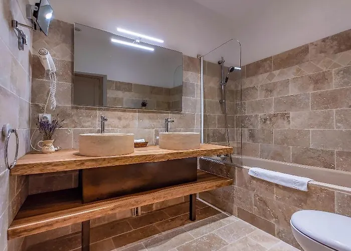 Chateau De L'hoste 圣博泽伊