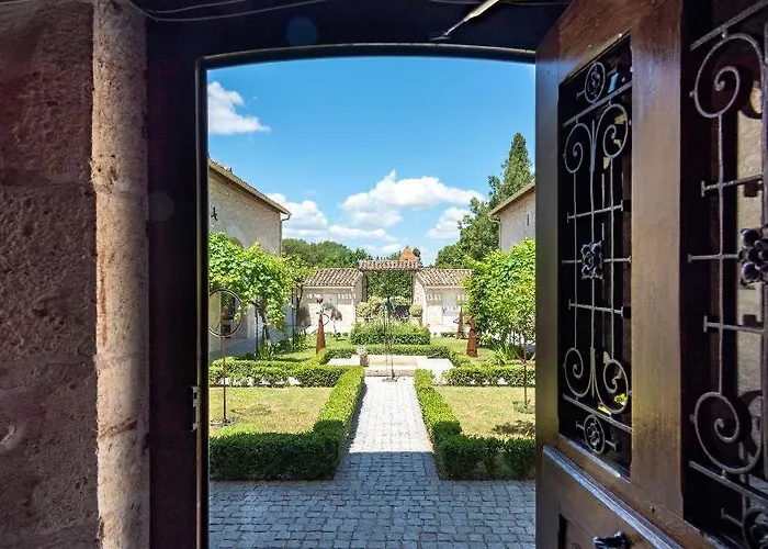 Chateau De L'hoste 3* 圣博泽伊