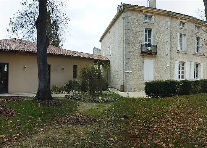 Chateau De L'hoste 3* 圣博泽伊